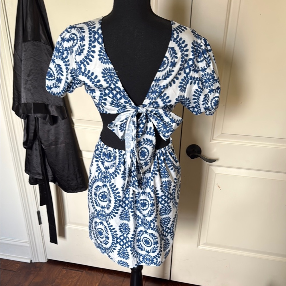 Elegant Blue and White Patterned Dress - Picture 3 of 3
